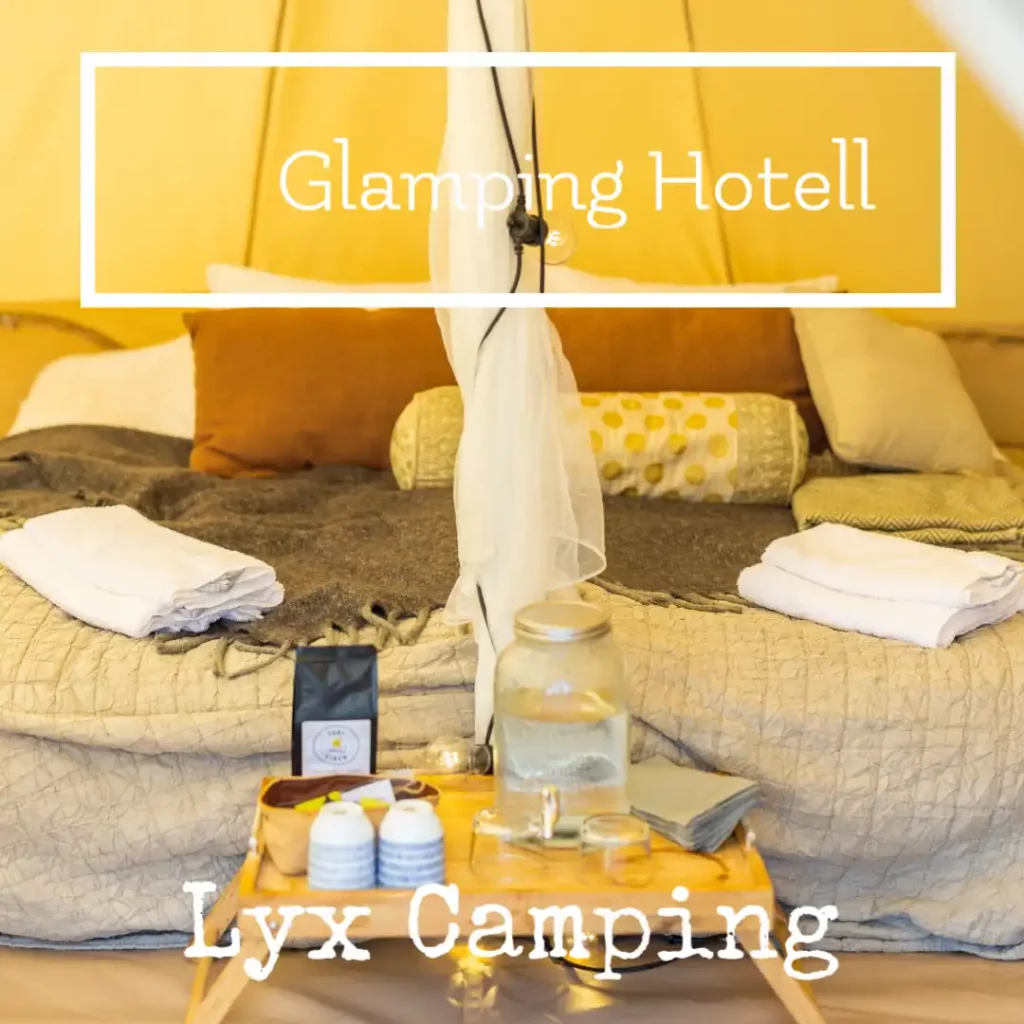 Säng i glampingtält