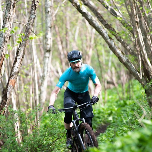 Mtb cykling i skogen i stenungsund